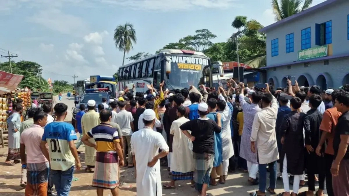 ৬ লেনের দাবিতে ৬ কিলোমিটার লম্বা মানববন্ধন