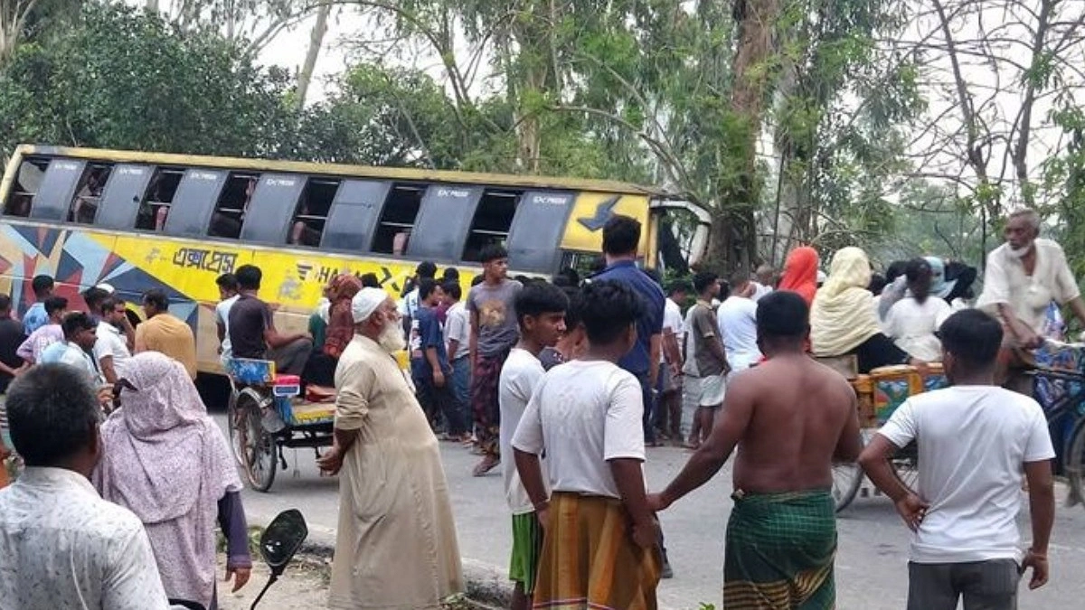 বেলকুচিতে বাসের চাপায় স্বামী-স্ত্রীসহ অটোভ্যানের ৩ যাত্রী নিহত
