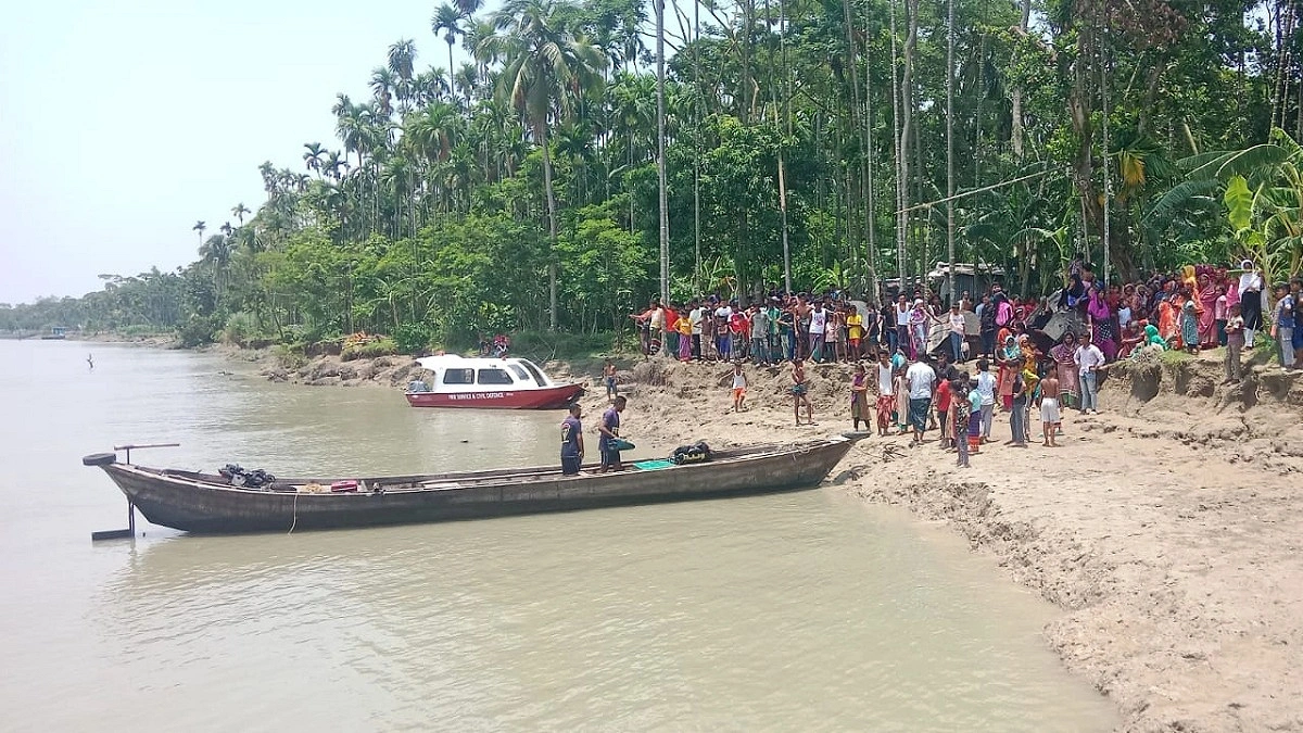 লঞ্চের ছাদ থেকে পড়ে নিখোঁজ যাত্রী