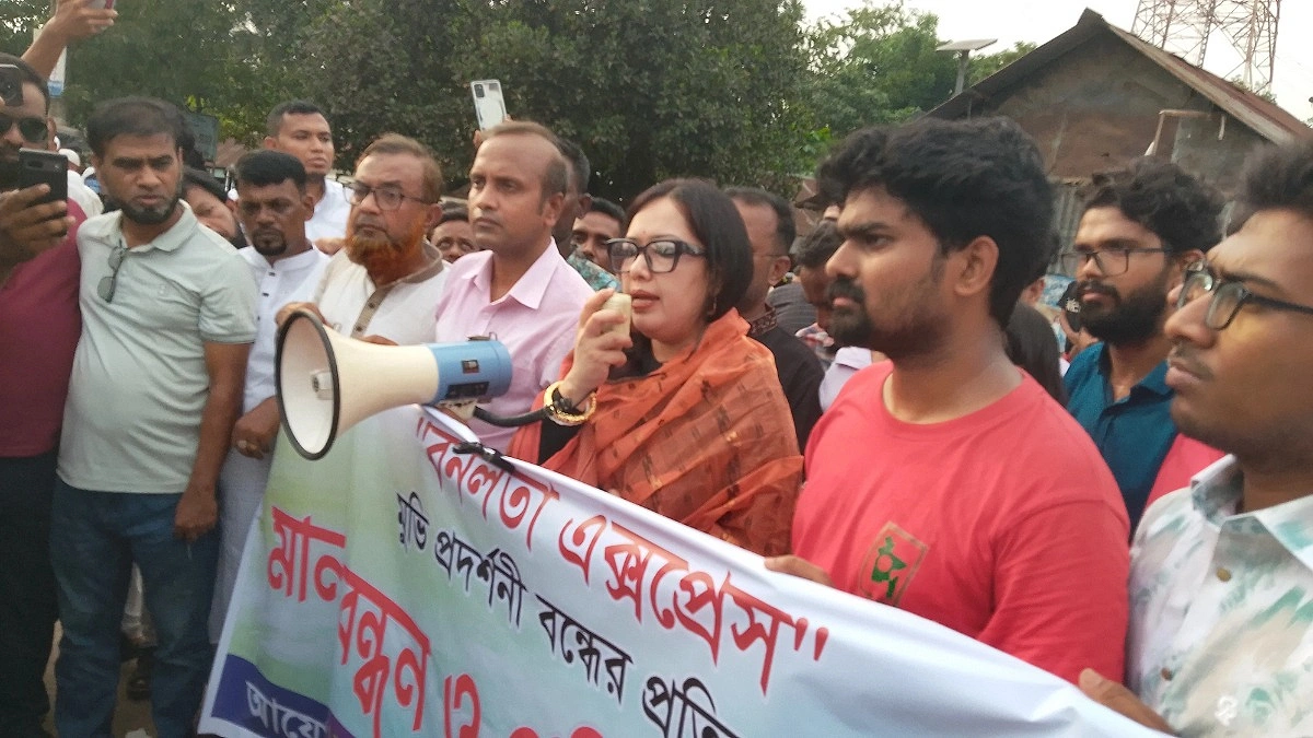 দেশকে পিছিয়ে নিতেই ‘বনলতা এক্সপ্রেস’ বন্ধ করতে চায় একটি গোষ্ঠী