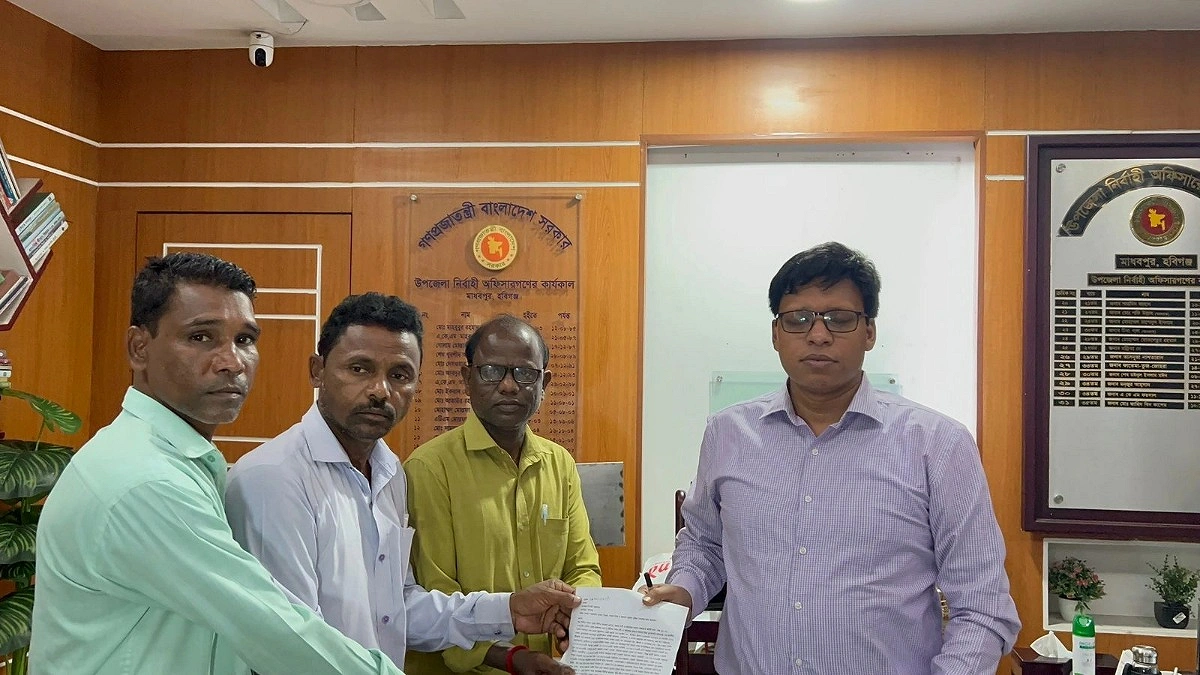বকেয়া বুঝে পেতে ইউএনওর কাছে ৪ চা বাগানের শ্রমিক