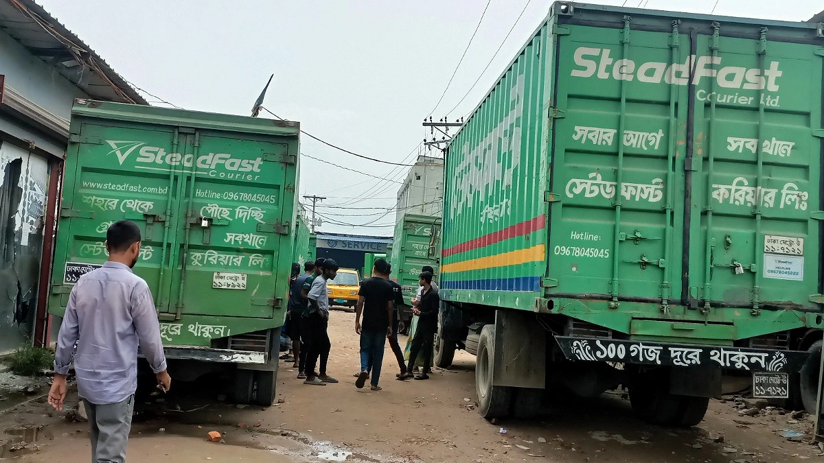 কুরিয়ারের চালককে নির্যাতনের অভিযোগে ৪০ জন আটক