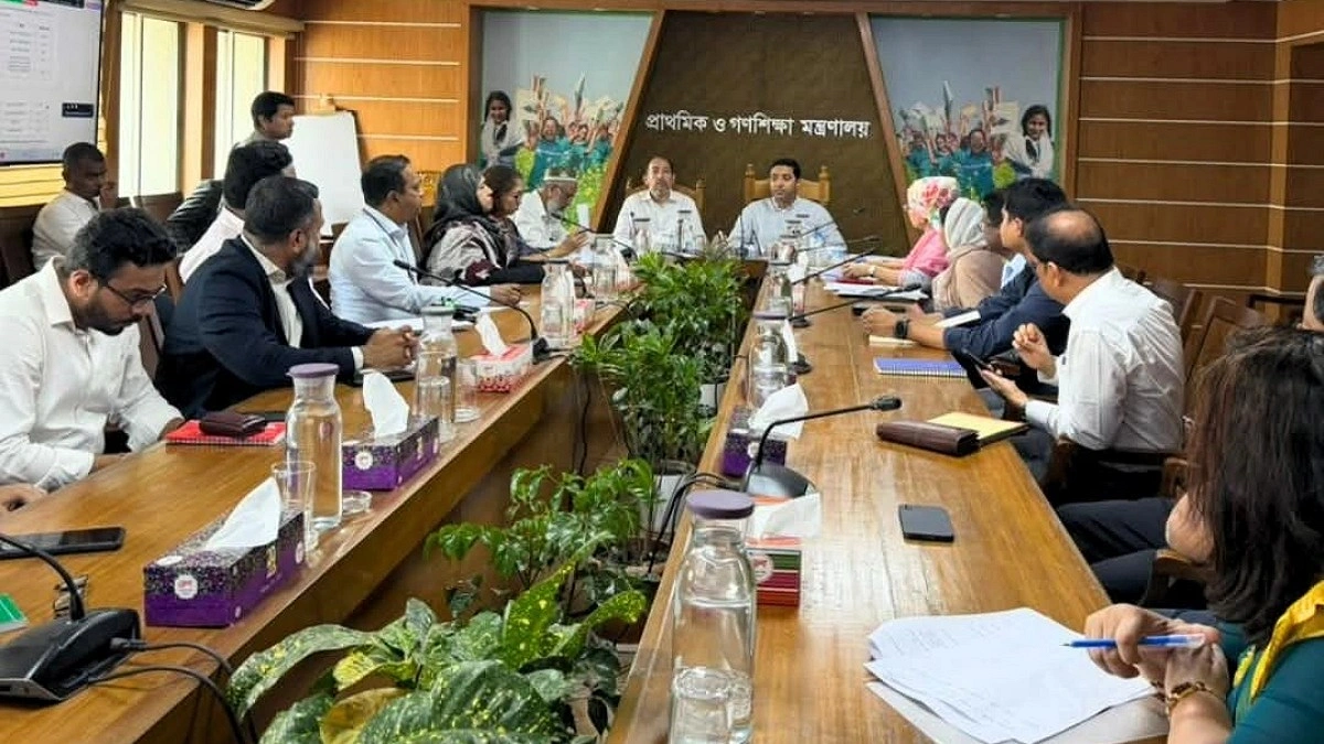 শিক্ষার্থীদের পোশাক ও জুতার দায়িত্ব নিচ্ছে সরকার