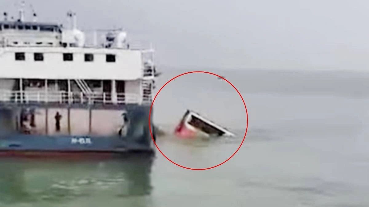 যাত্রীরা আগে নেমে যাওয়ায় এড়ানো গেছে প্রাণহানি