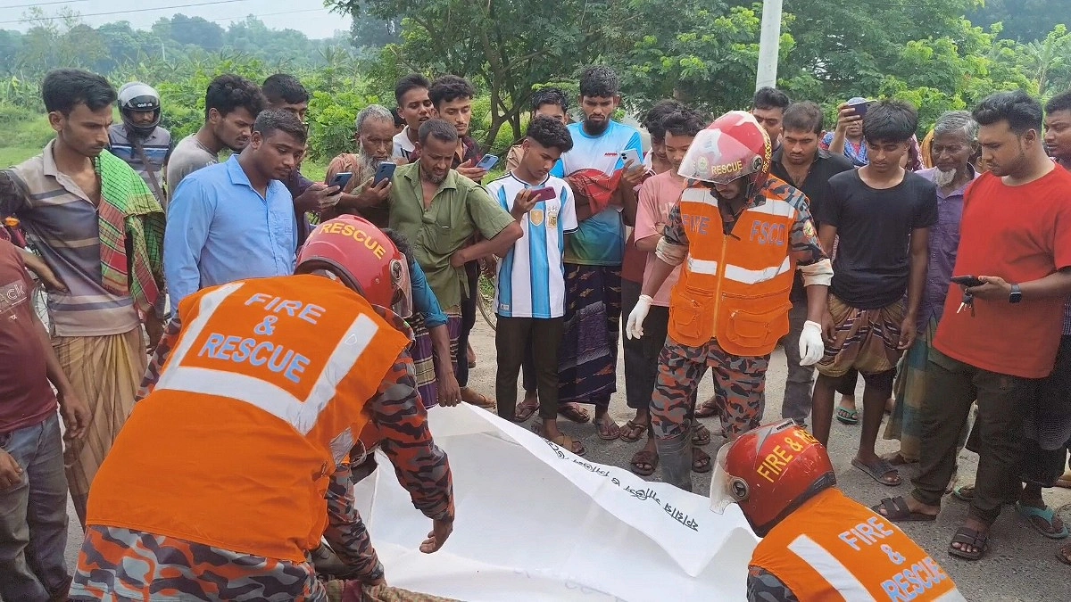 শৈলকূপায় বাসচাপায় প্রাণ গেল ট্রাক চালকের