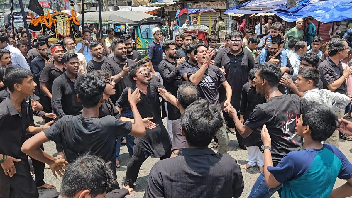 খালি পায়ে কারবালার স্মরণে শিয়াদের মাতম