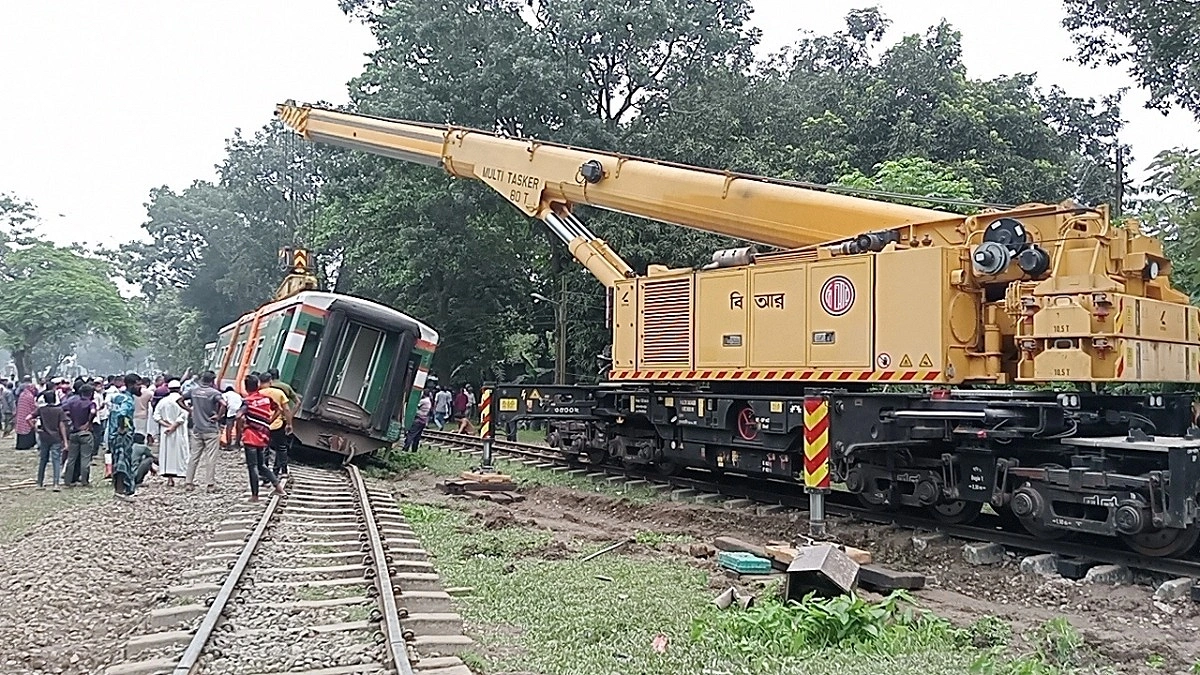 গৌরীপুরে বগি লাইনচ্যুতির ১৭ ঘণ্টা পর সচল রেললাইন