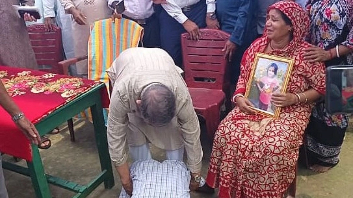 মন্ত্রীর পায়ে লুটিয়ে বিচার চাইলেন সেঁজুতির মা-বাবা