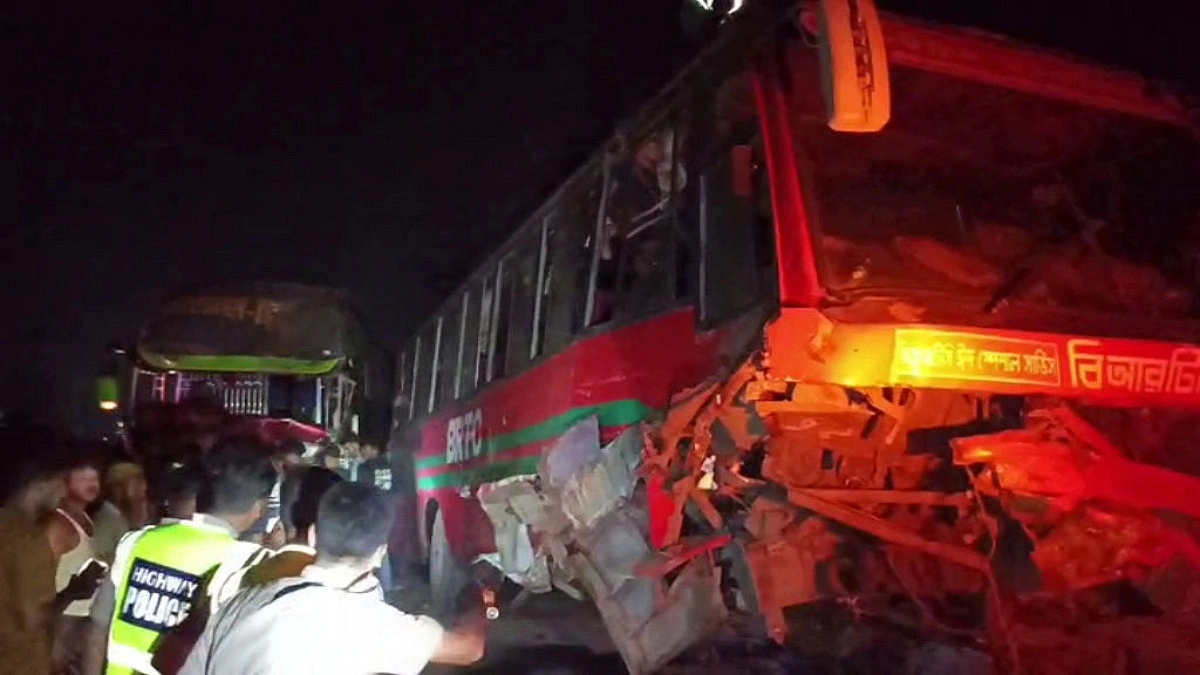 গোপালগঞ্জে এক বাসে অন্য বাসের ধাক্কা, নিহত ২, আহত ২৫
