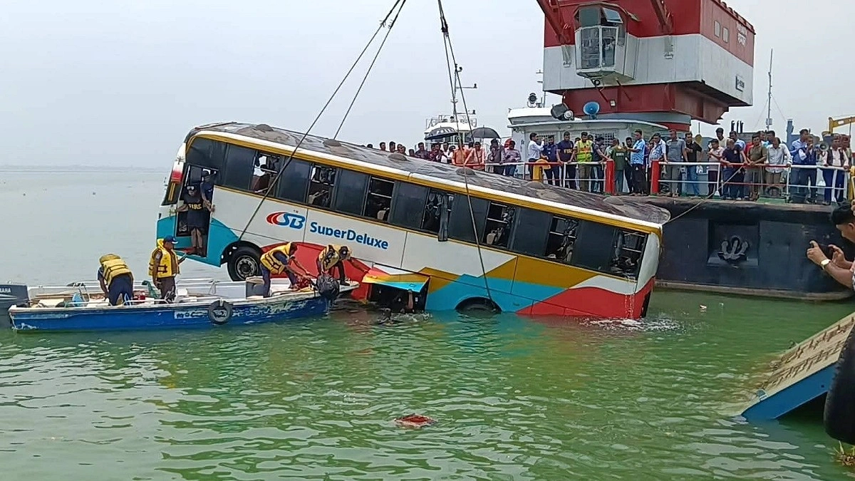 নৌপুলিশের তৎপরতায় বেঁচে গেলেন অর্ধশতাধিক  যাত্রী
