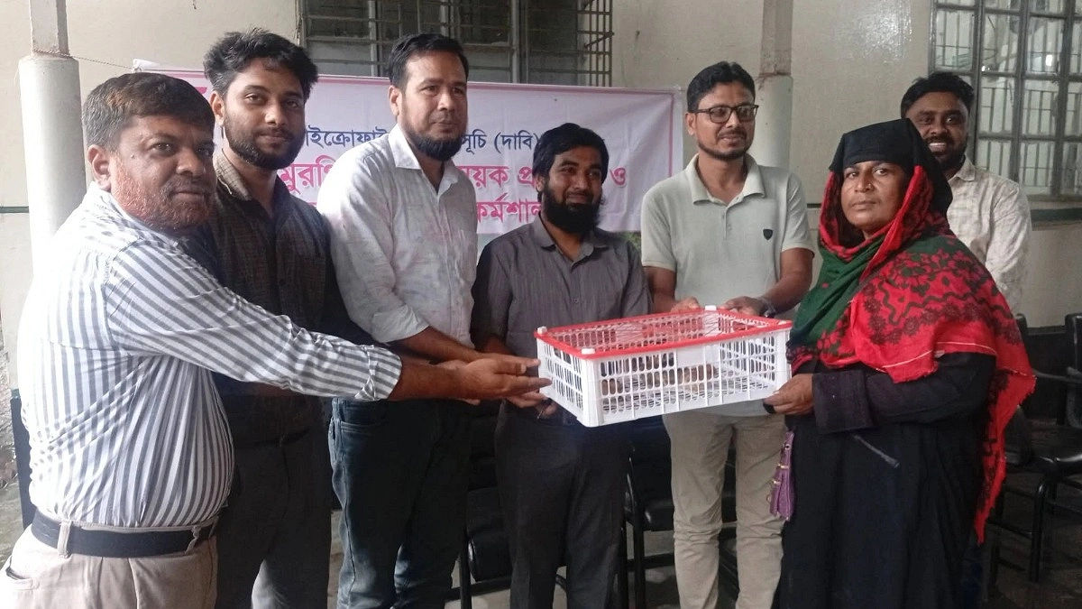 সখীপুরে দুস্থ নারীদের মাঝে মুরগির বাচ্চা বিতরণ ও প্রশিক্ষণ