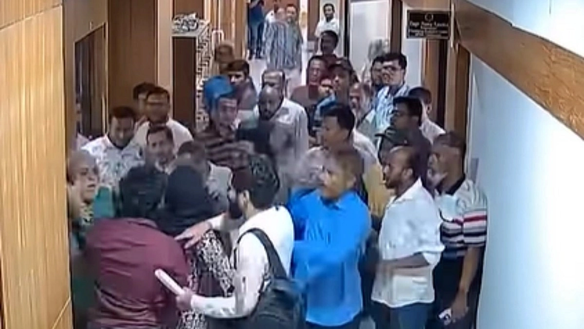 নারী প্রকৌশলীর কক্ষে সিবিএ নেতাদের তাণ্ডব, ৪ জন বদলি