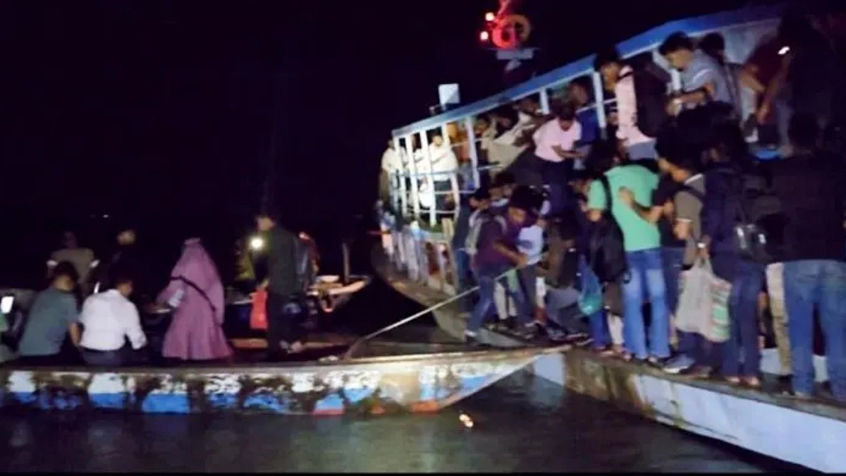 পদ্মার ডুবোচরে আটকা লঞ্চ, ৯৯৯-এ ফোনে ৮৫ যাত্রী উদ্ধার