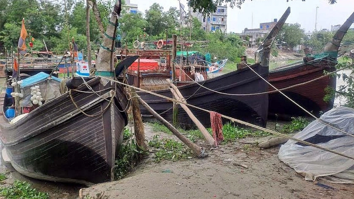 দস্যু আতঙ্ক আর দুর্যোগ ঝুঁকি সাগরে যাওয়ায় বাধা জেলেদের