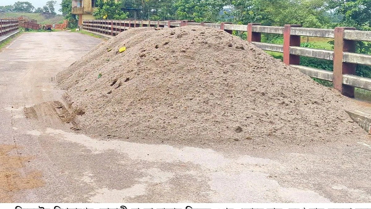 ব্রিজের ওপর বালুর ব্যবসা, দুর্ঘটনার শঙ্কা