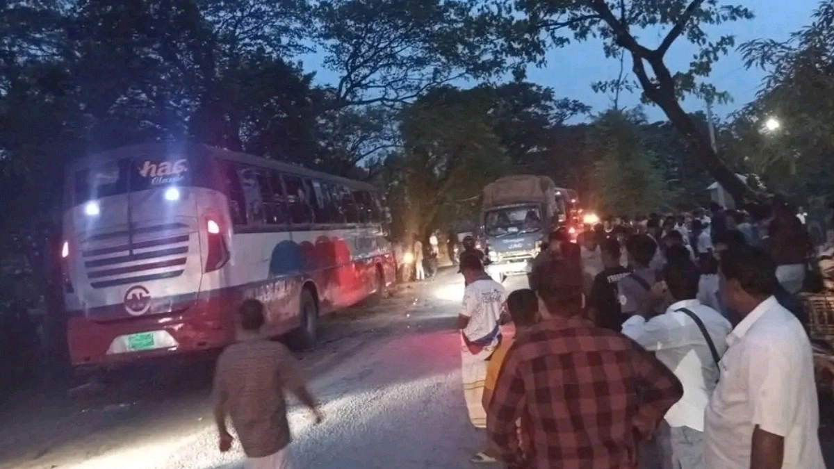 ঈশ্বরদীতে বাসের ধাক্কায় প্রাণ গেল ভ‍্যানচালকের