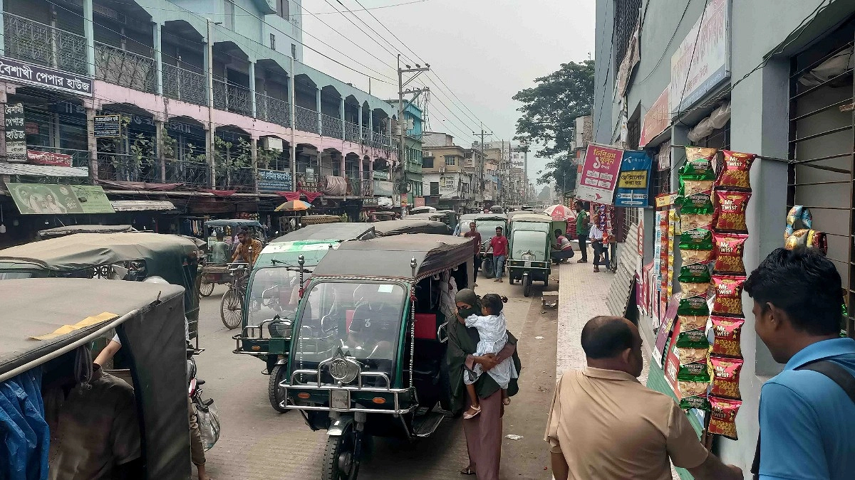 মহাসড়কে বাজার-অবৈধ যানের স্ট্যান্ড, ত্যক্ত-বিরক্ত স্থানীয়রা