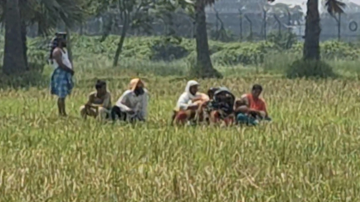 নওগাঁ সীমান্তে ১৬ ঘণ্টা ধরে খাবার-পানি ছাড়া তিন শিশুসহ ৯ জন