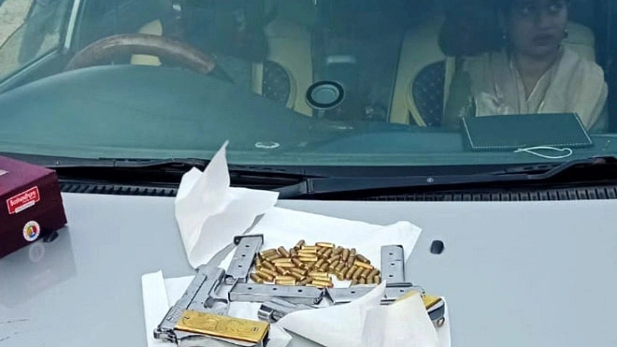 রাজশাহীতে অস্ত্রের চালান জব্দ, নারীসহ আটক ২