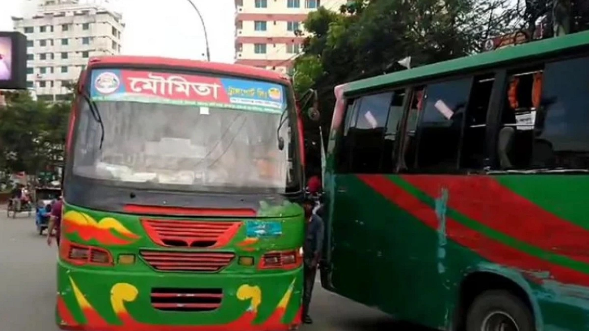 মৌমিতার দুই বাসের চাপায় প্রাণ গেল জয়দেবের