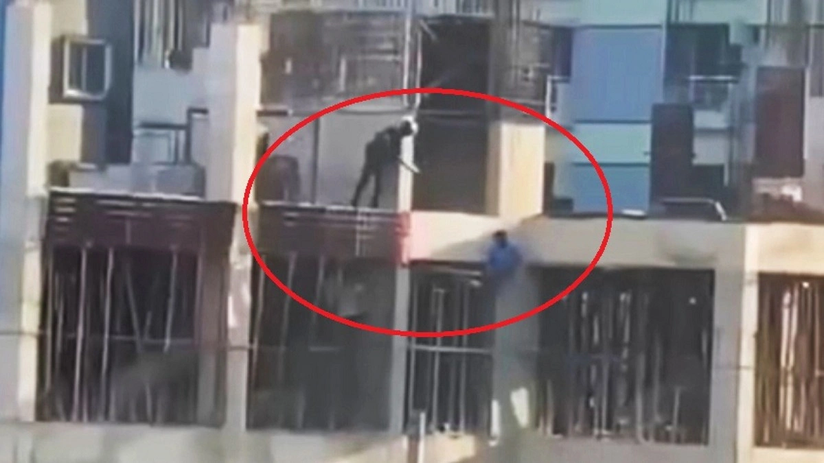 কার্নিশে ঝুলে থাকা তরুণকে গুলি, মামলার রায় রবিবার