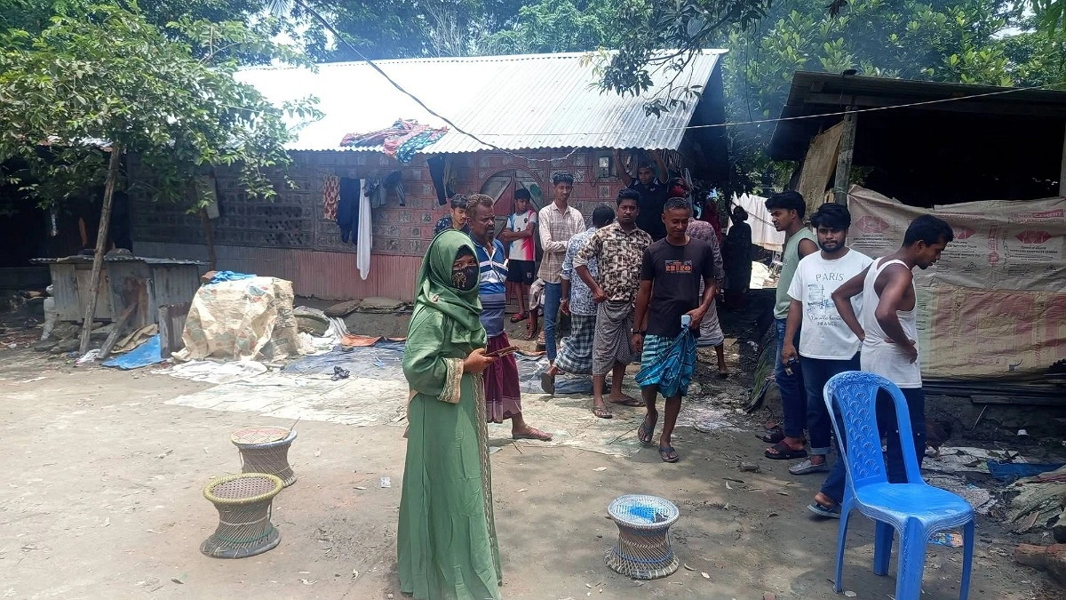 প্রবাসী প্রেমিকের বাড়িতে বিয়ের দাবিতে তরুণীর অবস্থান