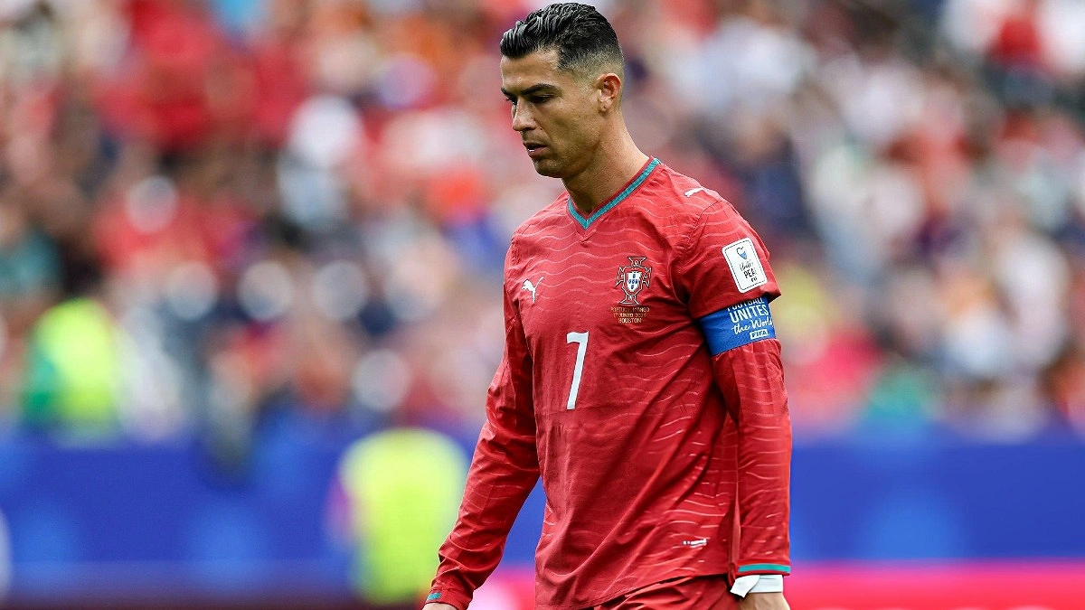 রোনালদোকে নিয়ে মুখে কুলুপ পর্তুগাল কোচের