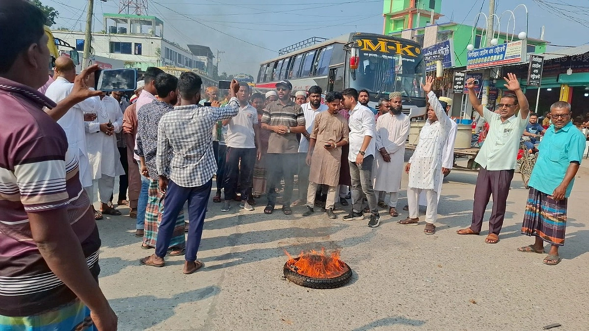 কুড়িগ্রামে মেইল বাস বন্ধের প্রতিবাদে সড়ক অবরোধ