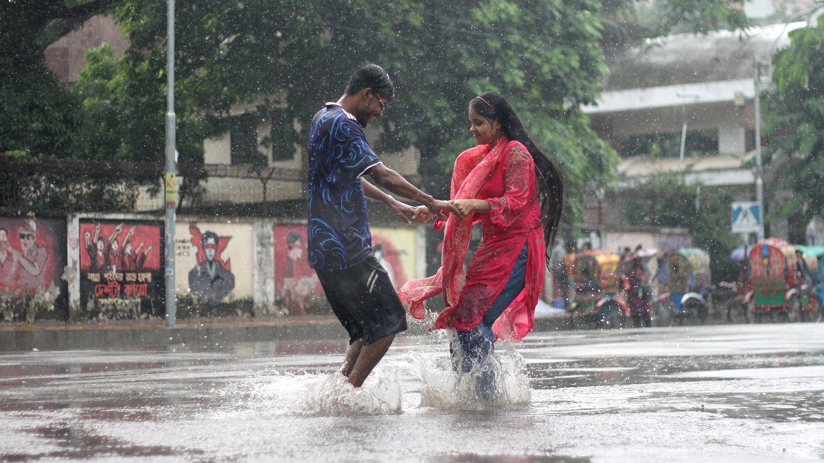 বৃষ্টি উপভোগ করছেন নগরবাসী