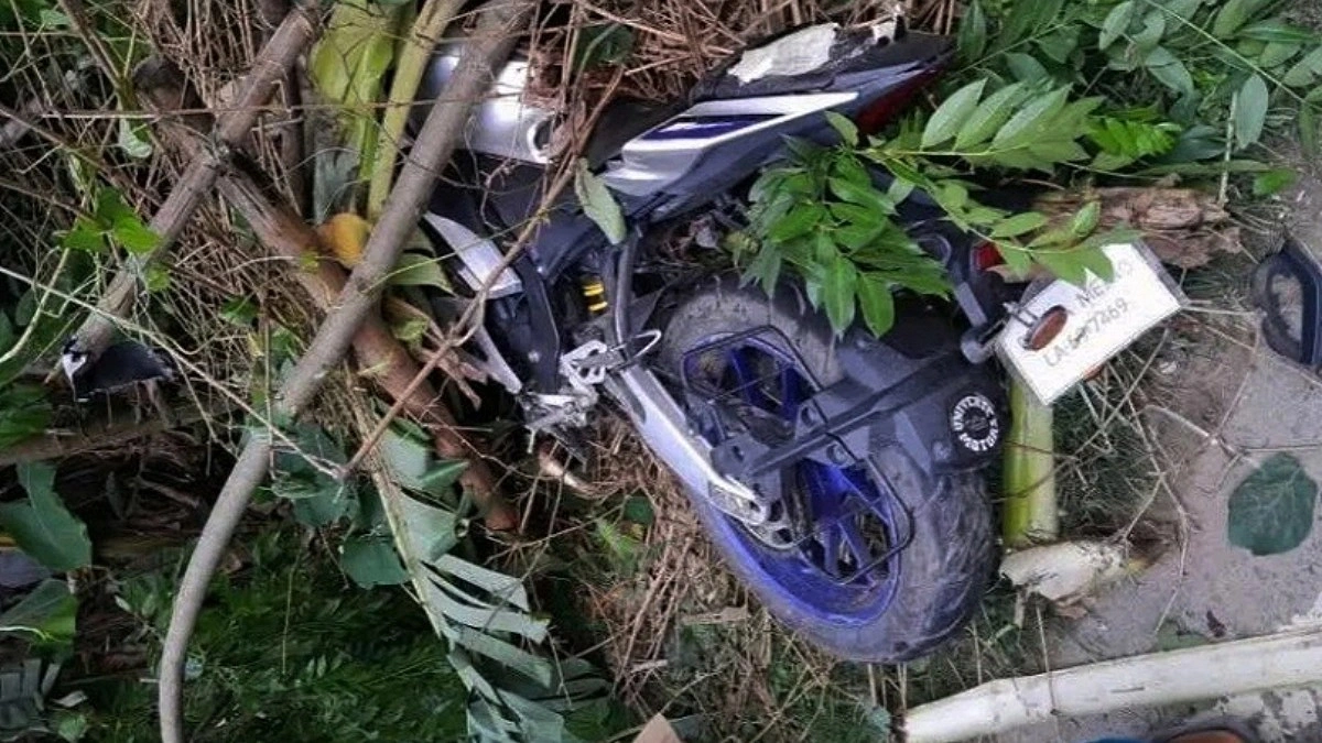 স্কুল বন্ধের দিন বাবার মোটরসাইকেল নিয়ে ঘুরতে বেরিয়ে জীবন গেল ছেলের