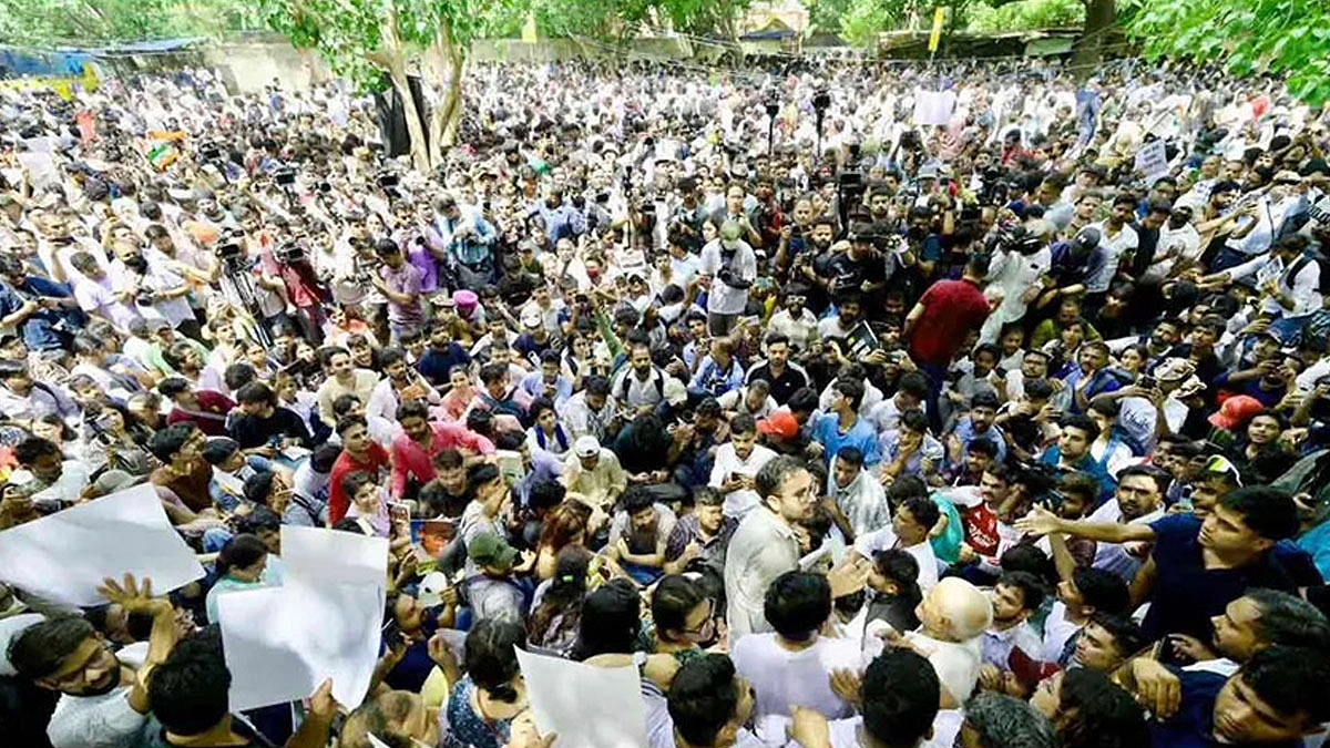 বড় বিক্ষোভের পথে ককরোচ