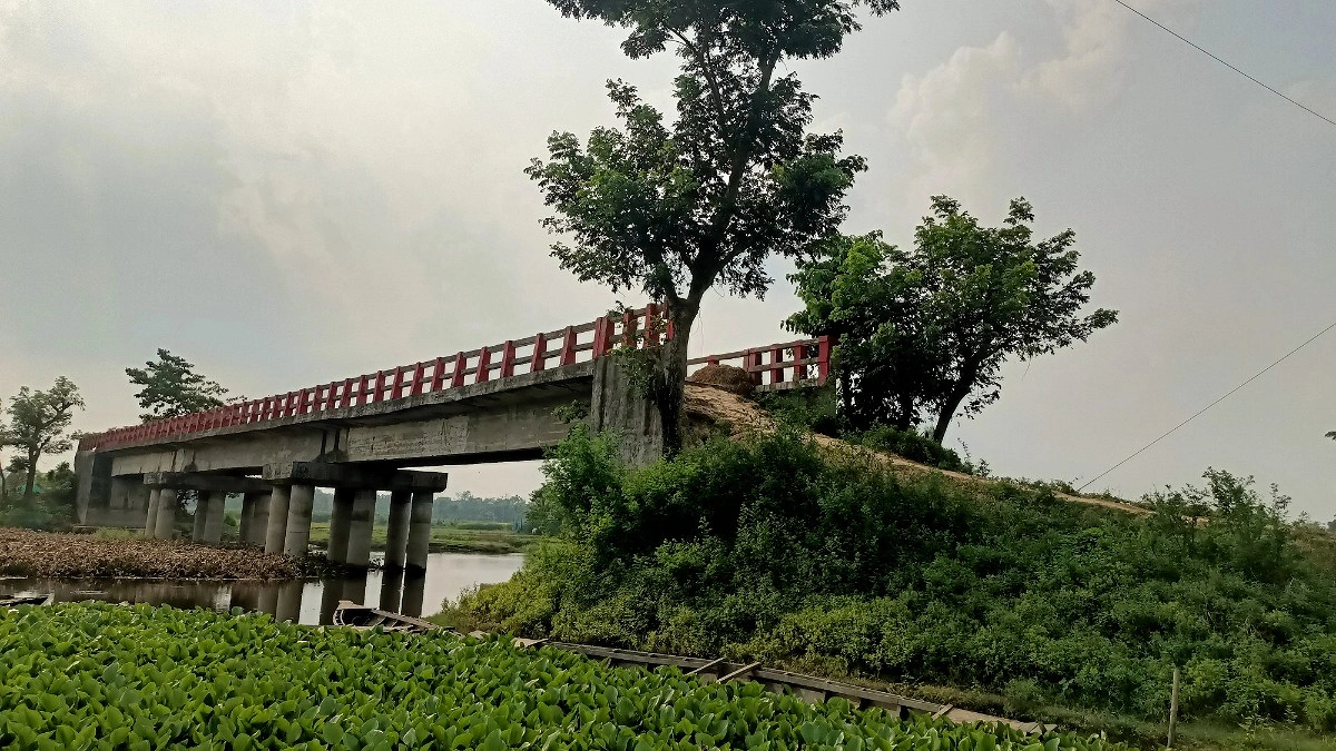 সেতু আছে সড়ক নেই, ২১ বছর ধরে ঝুলছে ৫০ হাজার মানুষের ভাগ্য