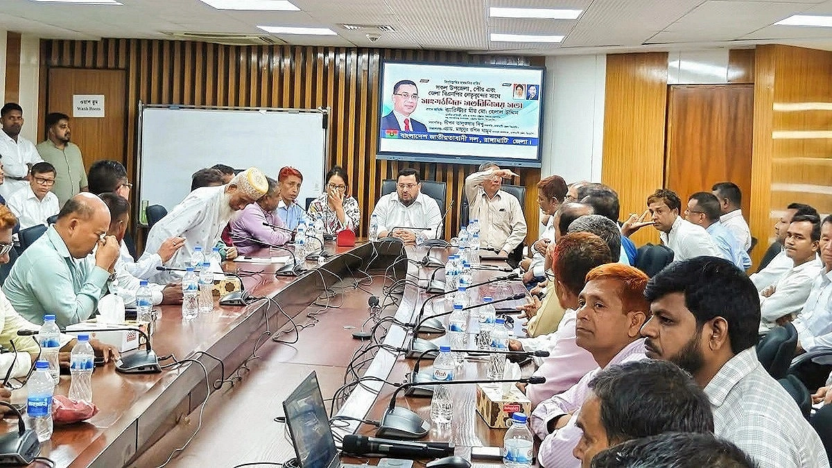 পদত্যাগ করা মন্ত্রী খাওয়ালেন খিচুড়ি, প্রতিমন্ত্রী বিরিয়ানি