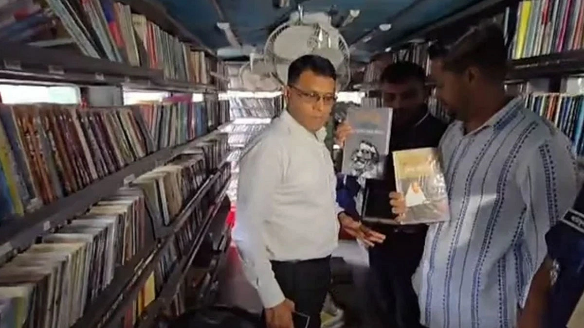 ছাত্রদলের আপত্তিতে ৩২০ বই সরাল জেলা প্রশাসন