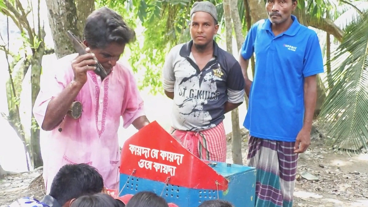 ৫০ বছর ধরে বায়োস্কোপ দেখান আগৈলঝাড়ার সর্বানন্দ মধু