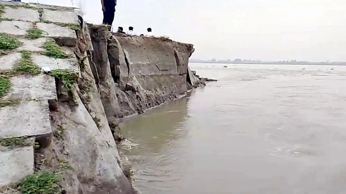 তিস্তা সেতু রক্ষা বাঁধে ভাঙন, বিলীন ১৪ লাখ টাকার পাইলিং