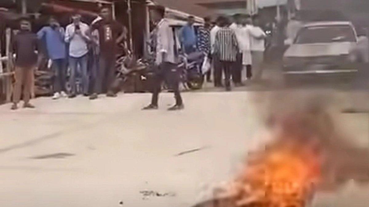 সুবিধাজনক স্থানে উপজেলা সদর দপ্তর করার দাবিতে সড়ক অবরোধ
