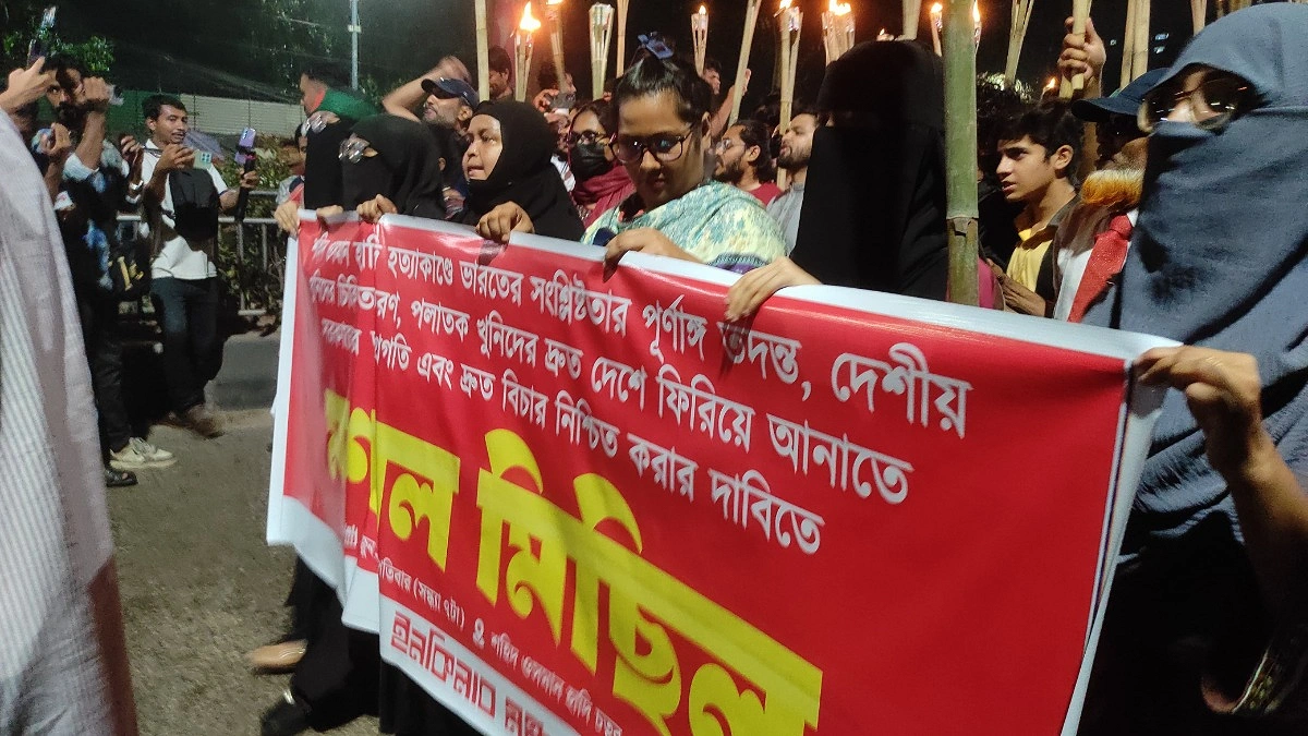 হাদি হত্যার বিচার দাবিতে শাহবাগে মশাল মিছিল