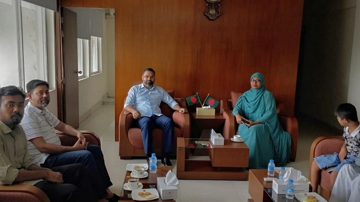 ক্ষুদে খেলোয়াড়দের উৎসাহ দেওয়া সেই শিক্ষিকার সঙ্গে প্রতিমন্ত্রীর সাক্ষাৎ