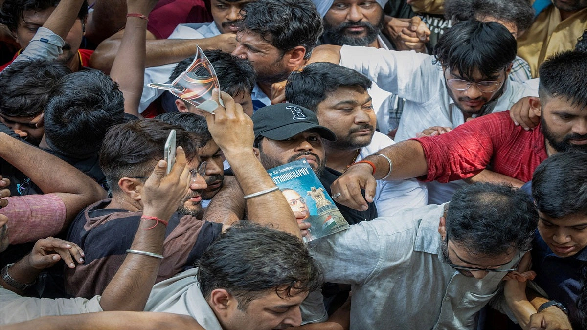 ককরোচ পার্টির বিক্ষোভে ধরপাকড়, আটক ৬