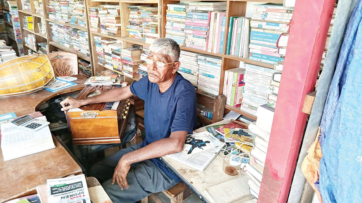 যেতে যেতে একলা পথে নিভেছে মোর বাতি...