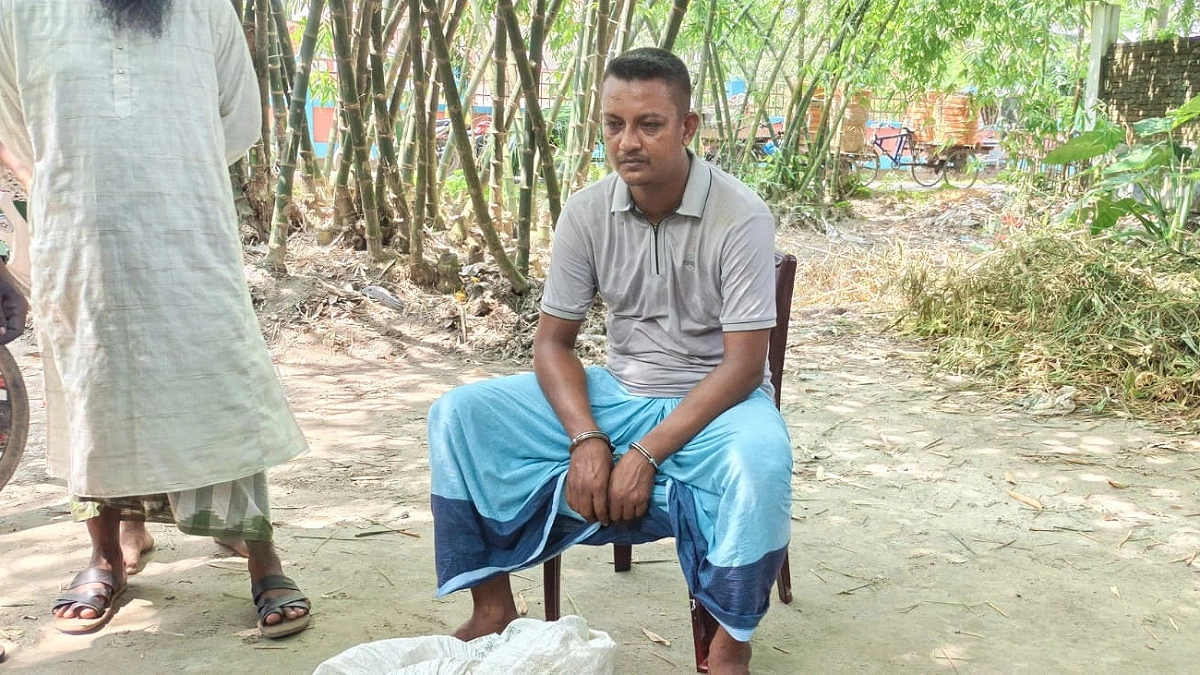 সৈয়দপুরে ২৫ বোতল এসকেইফ সিরাপসহ মাদক বিক্রেতা আটক
