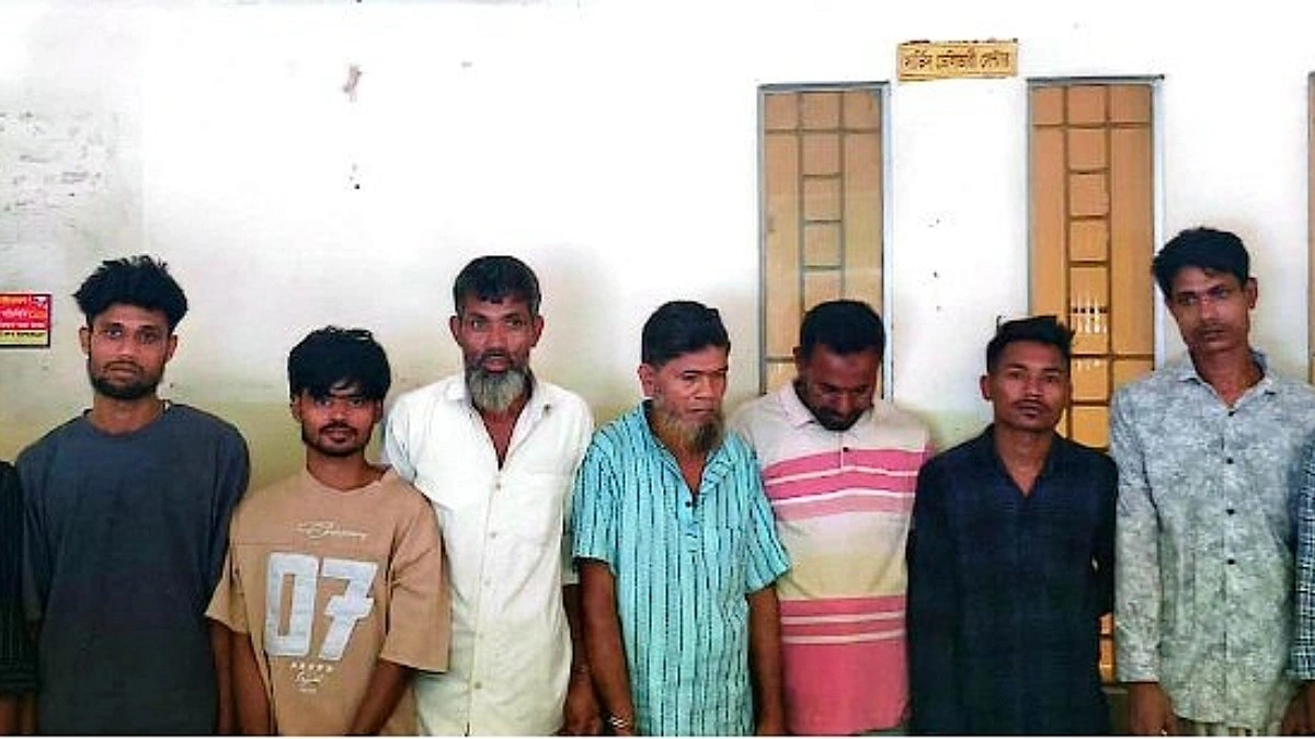 চকরিয়ায় পুলিশের অভিযানে পরোয়ানাসহ গ্রেপ্তার ৯