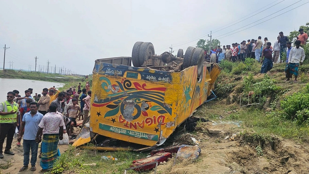 সরাইলে বাস খাদে পড়ে নিহত ৩