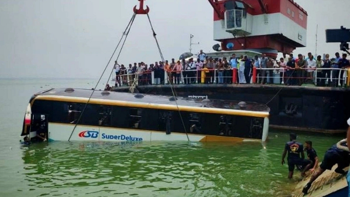 পদ্মায় ডুবে যাওয়া বাস উদ্ধার