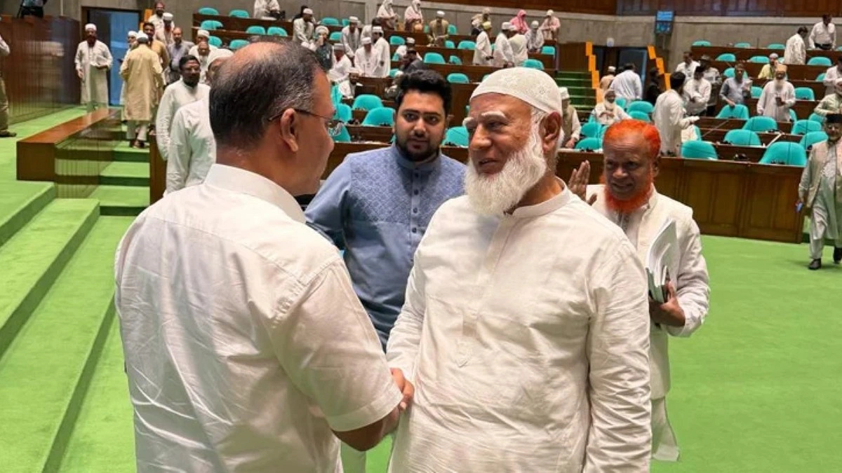 অধিবেশন শেষে প্রধানমন্ত্রী ও বিরোধীদলীয় নেতার কুশল বিনিময়