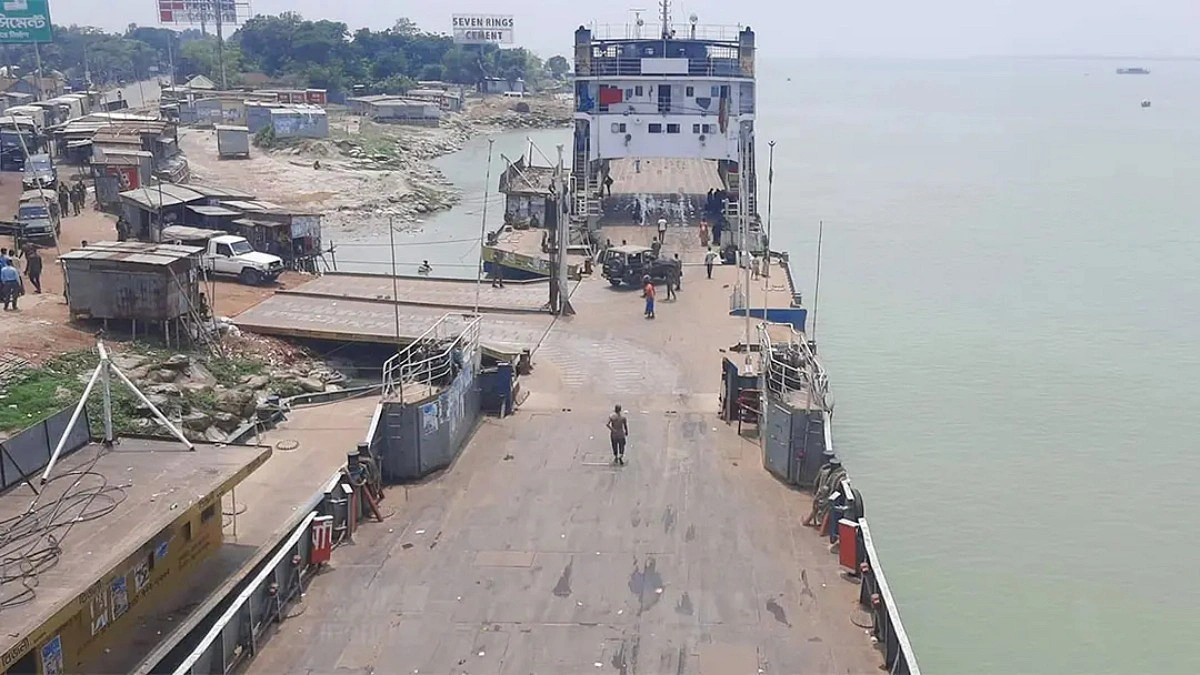 দৌলতদিয়া ফেরিঘাটে পদ্মা নদীতে পড়ে গেছে বাস