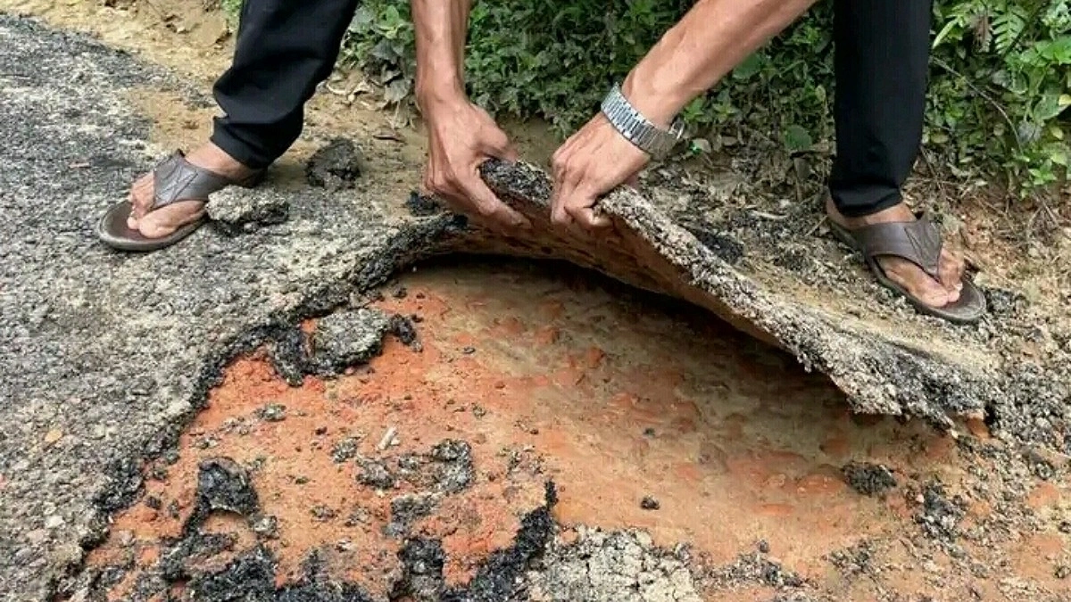 হাতের টানে উঠে আসছে সড়কের কার্পেটিং!