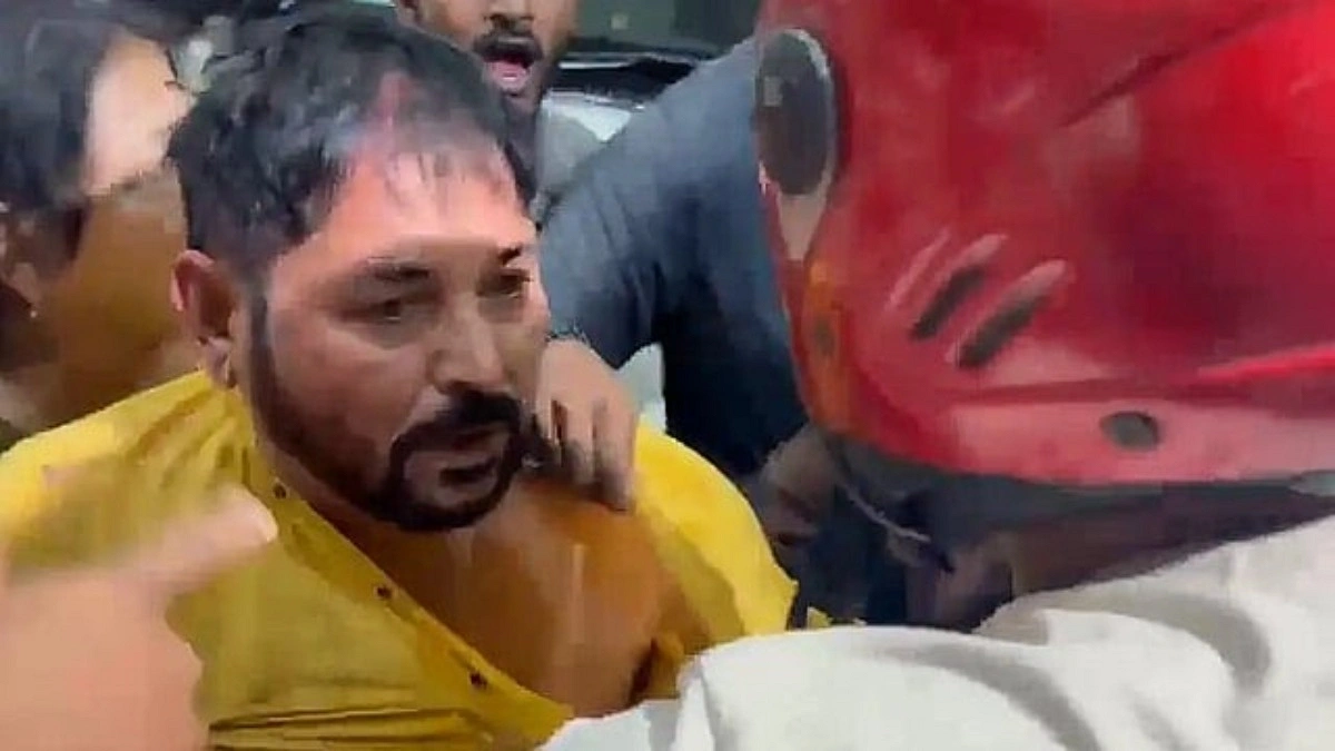 বিমানবন্দরে অভিষেককে ঘিরে উত্তেজনা, হাতাহাতি তৃণমূল-বিজেপি কর্মীরা