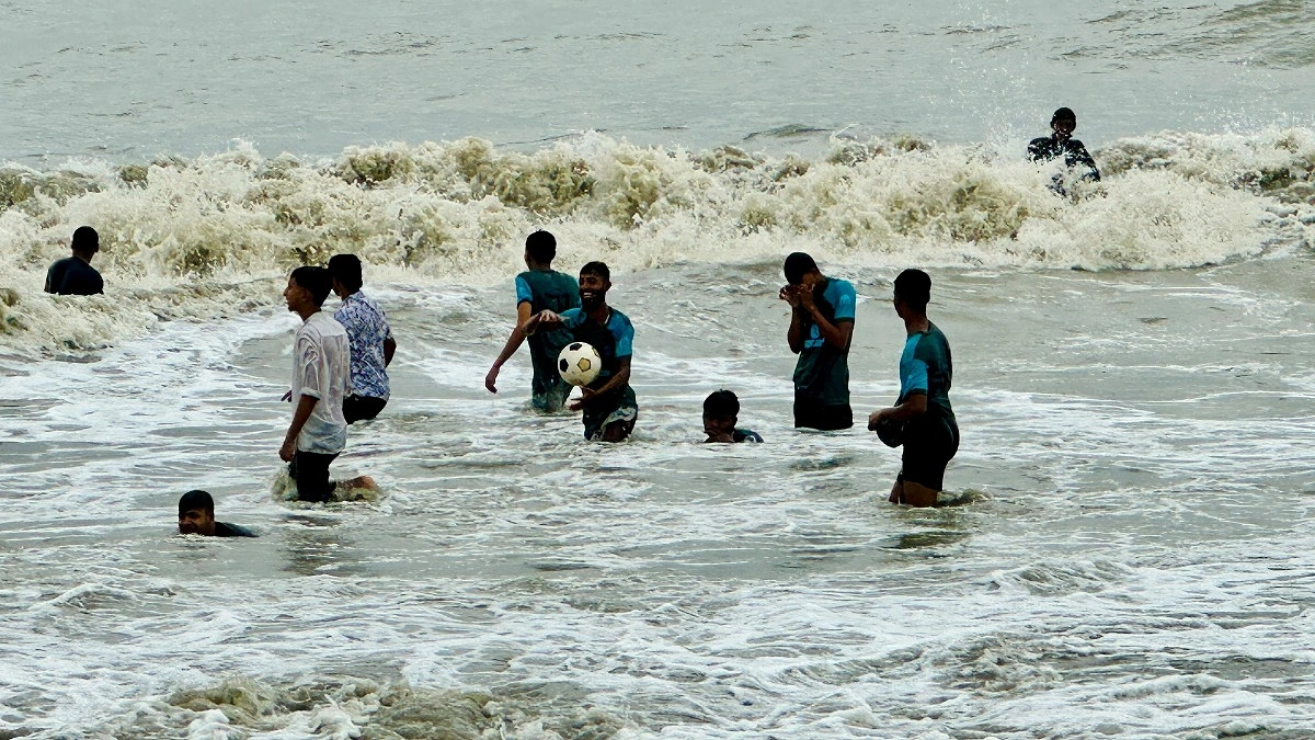 বৈরী আবহাওয়া উপেক্ষা করে কুয়াকাটায় পর্যটকদের সমুদ্রস্নান